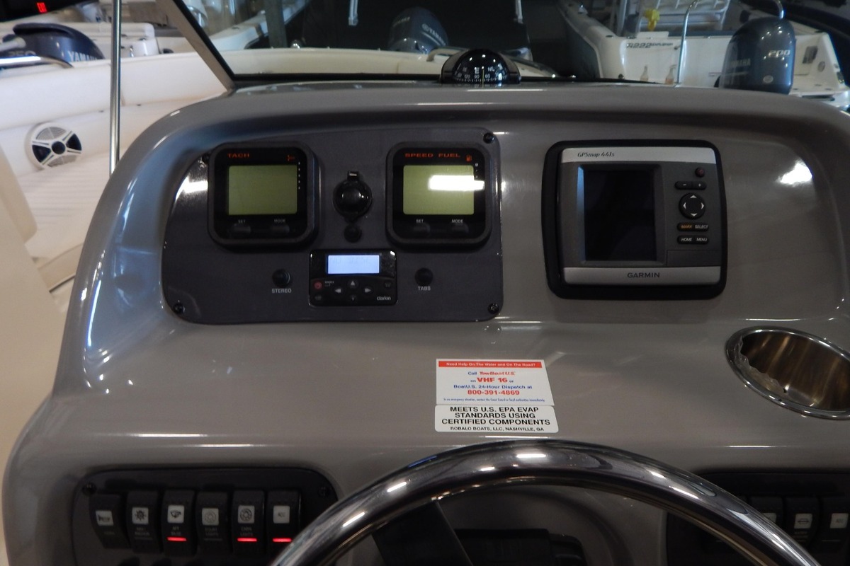 2010 Robalo R227 Dual Console, 18