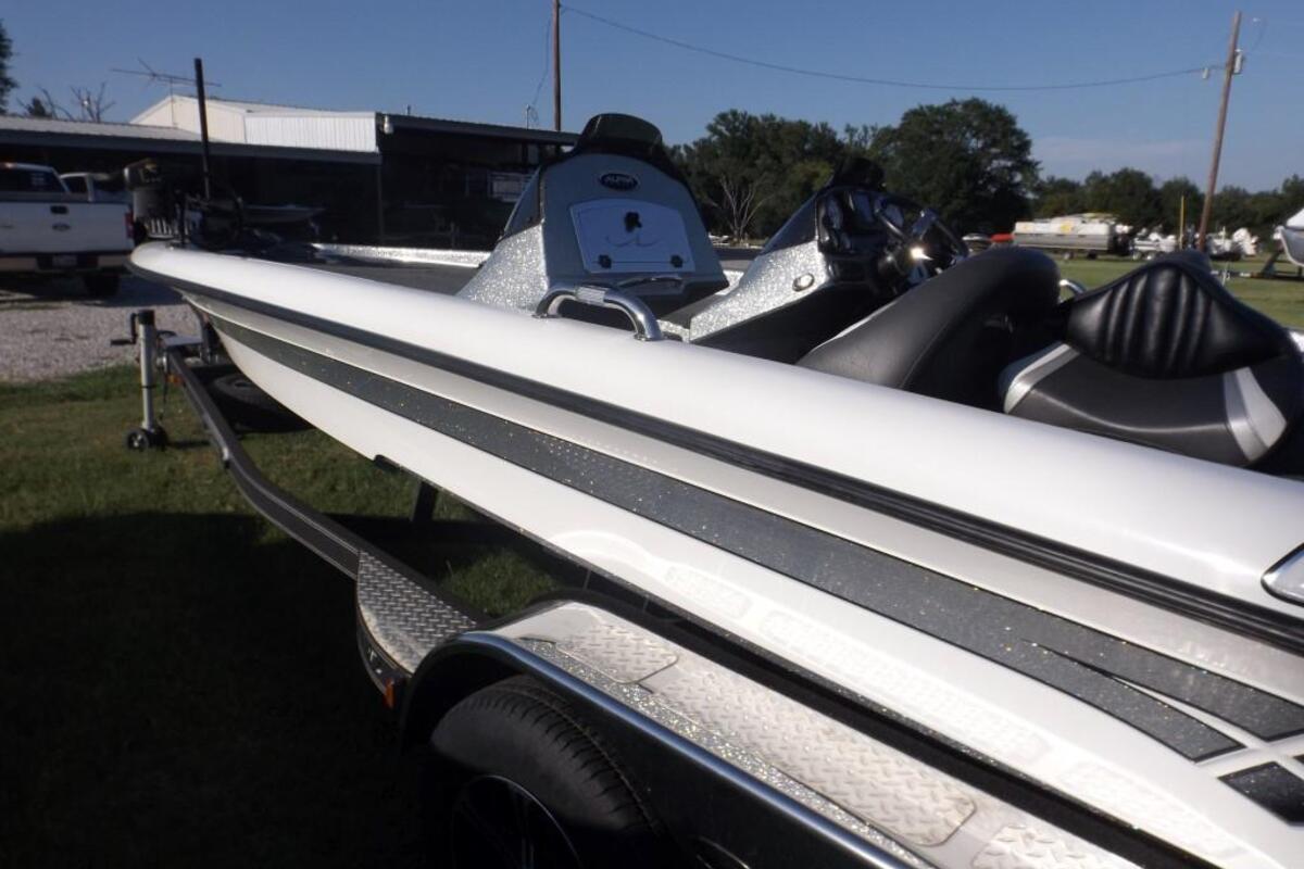 2012 Legend Boats Alpha 211 Dcx, 6