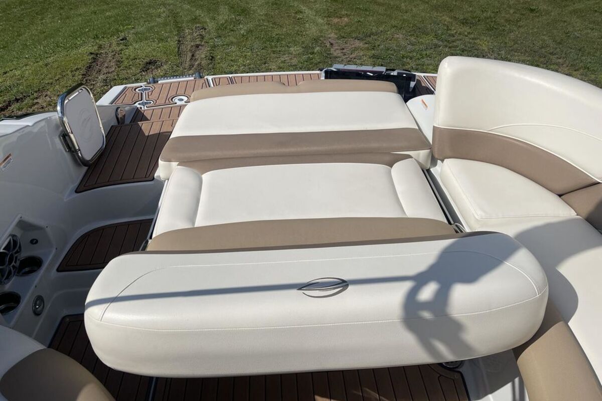 2017 Crownline E4, 1