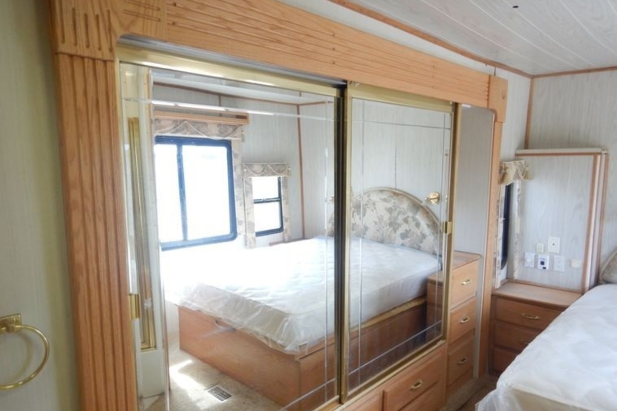 2002 Freightliner RV, 7