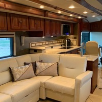2013 Winnebago Tour 42GD, 2