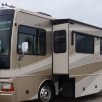 2005 Fleetwood Discovery RV, 1