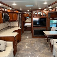 2015 Winnebago Journey 36M Diesel, 12