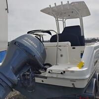 2017 Robalo R222 Center Console, 1
