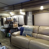 2017 Laredo 335MK, 7