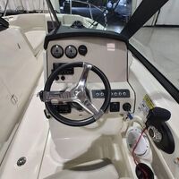 2017 Boston Whaler 230 Vantage, 15