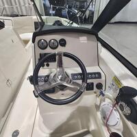 2017 Boston Whaler 230 Vantage, 4
